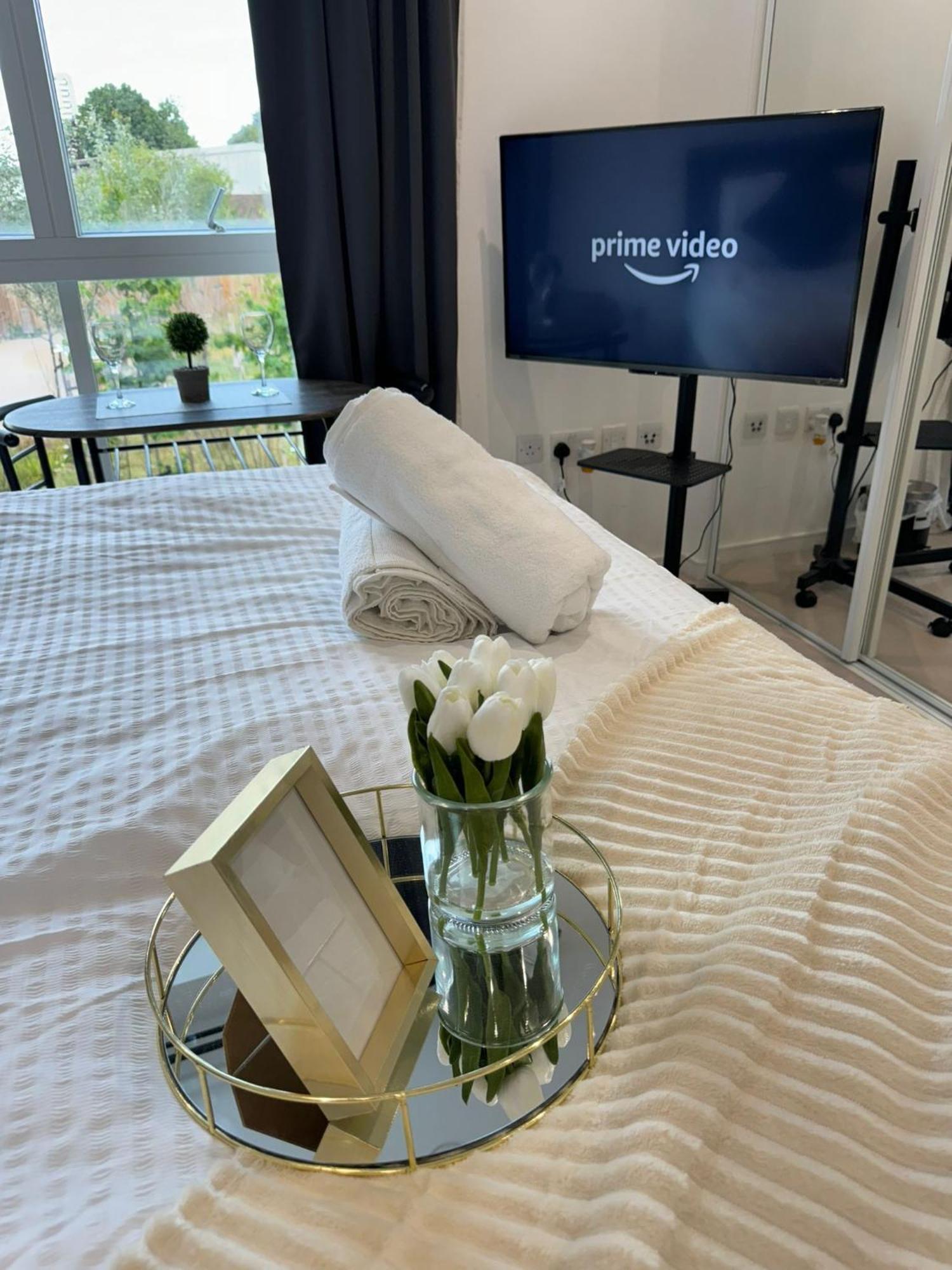 Kayz Lodge- Luxury Ensuite-Private & Shared Accommodation In A New House At The Olympic Village Overlooking Stratford Westfield And Tube Station Londra Exterior foto