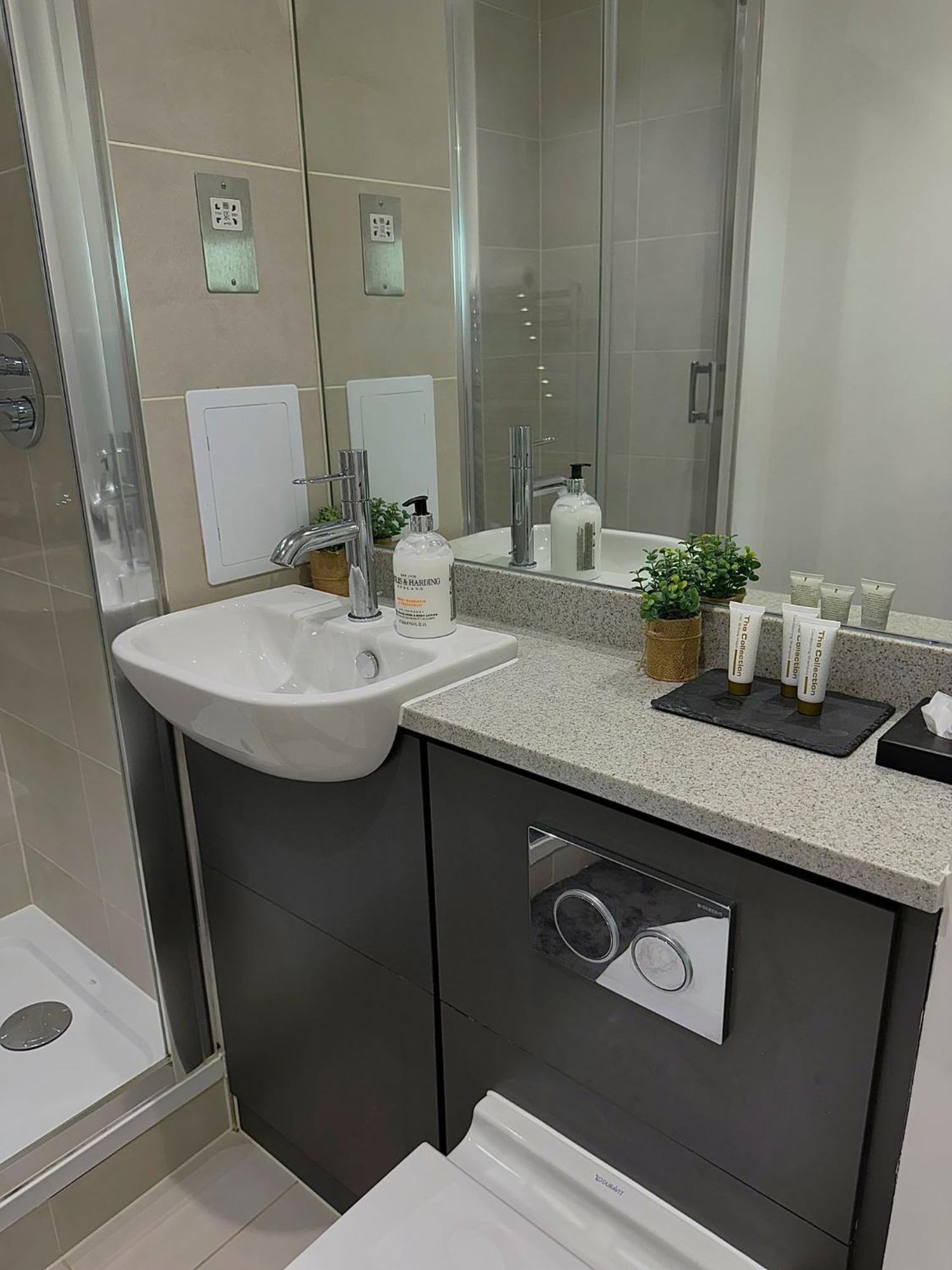 Kayz Lodge- Luxury Ensuite-Private & Shared Accommodation In A New House At The Olympic Village Overlooking Stratford Westfield And Tube Station Londra Exterior foto