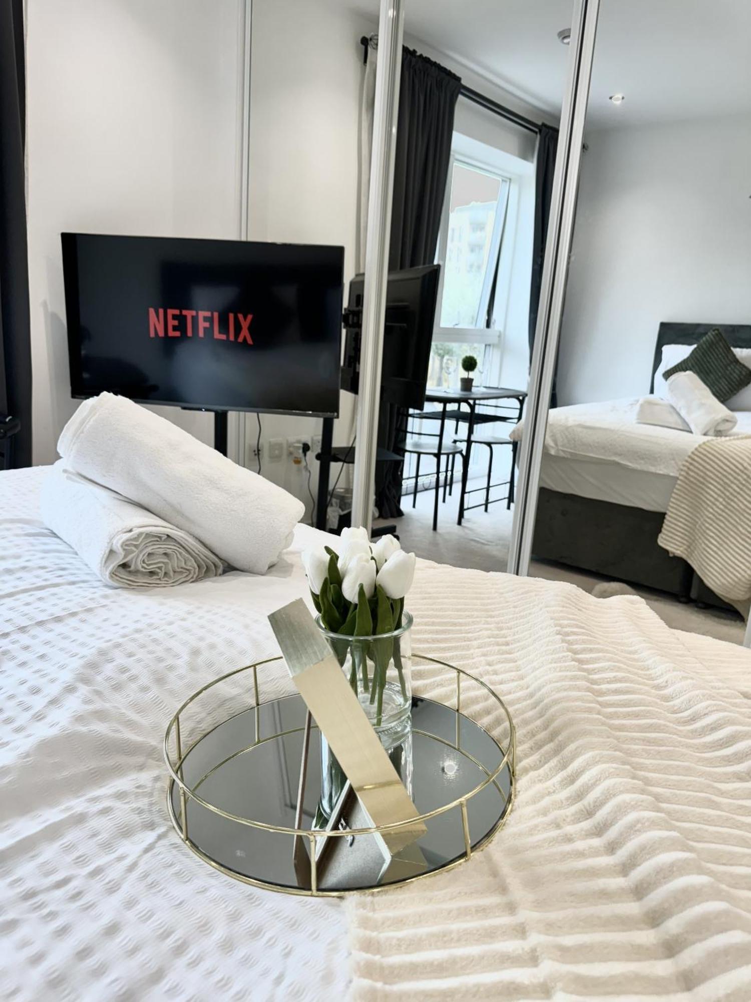 Kayz Lodge- Luxury Ensuite-Private & Shared Accommodation In A New House At The Olympic Village Overlooking Stratford Westfield And Tube Station Londra Cameră foto