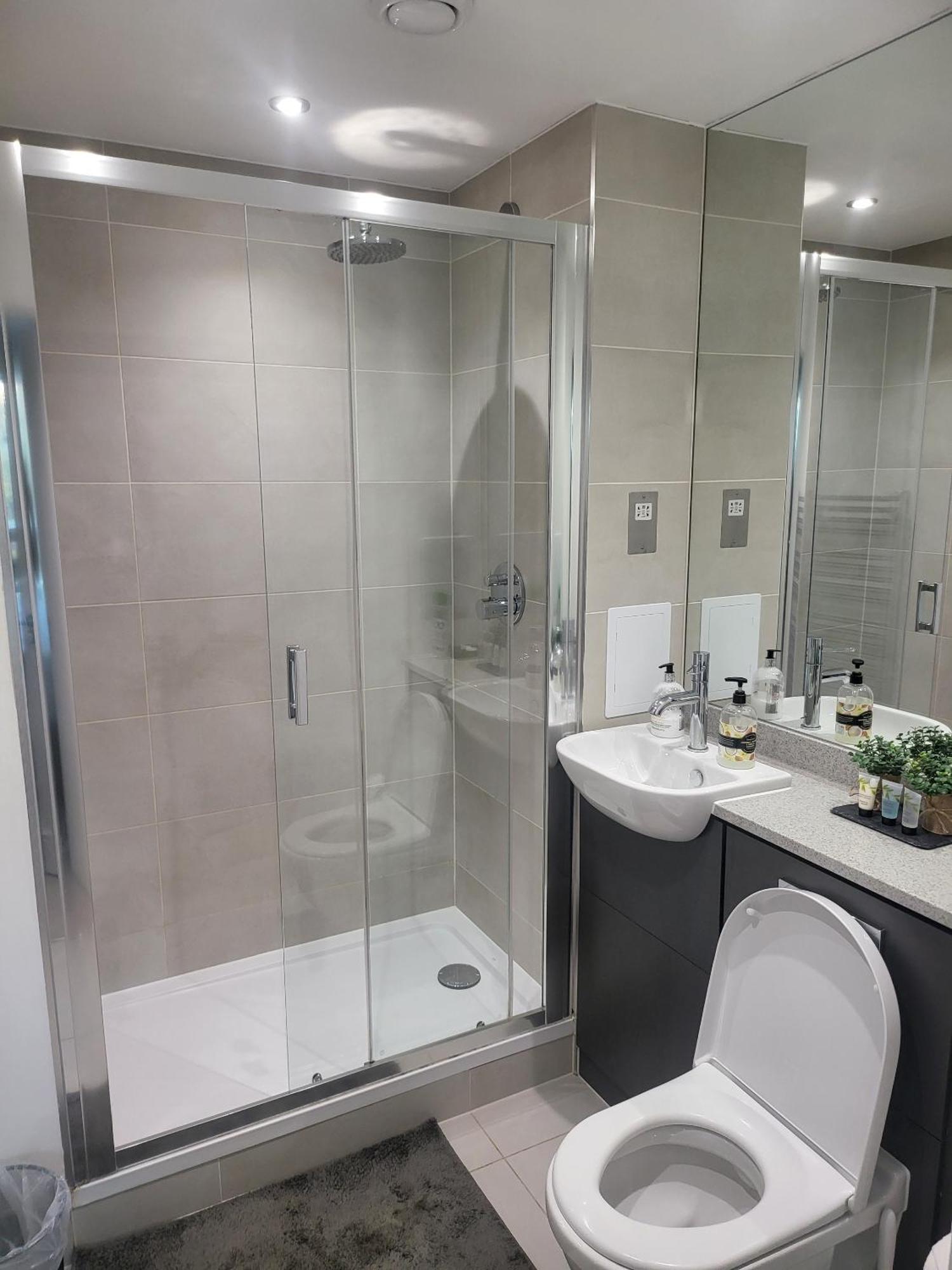 Kayz Lodge- Luxury Ensuite-Private & Shared Accommodation In A New House At The Olympic Village Overlooking Stratford Westfield And Tube Station Londra Cameră foto