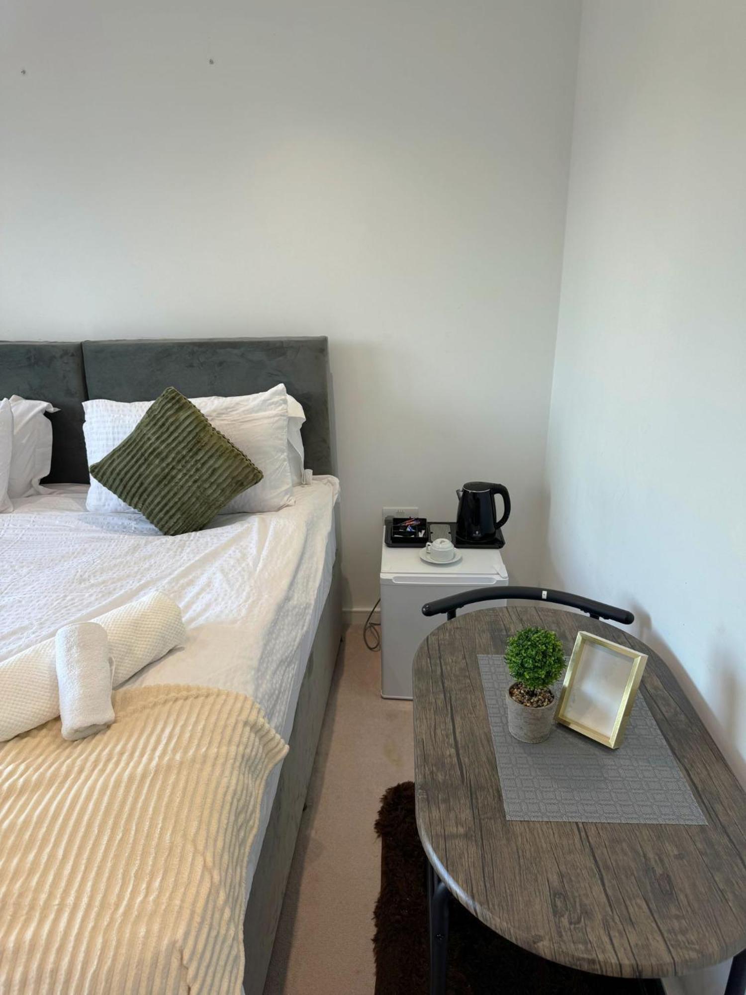 Kayz Lodge- Luxury Ensuite-Private & Shared Accommodation In A New House At The Olympic Village Overlooking Stratford Westfield And Tube Station Londra Exterior foto