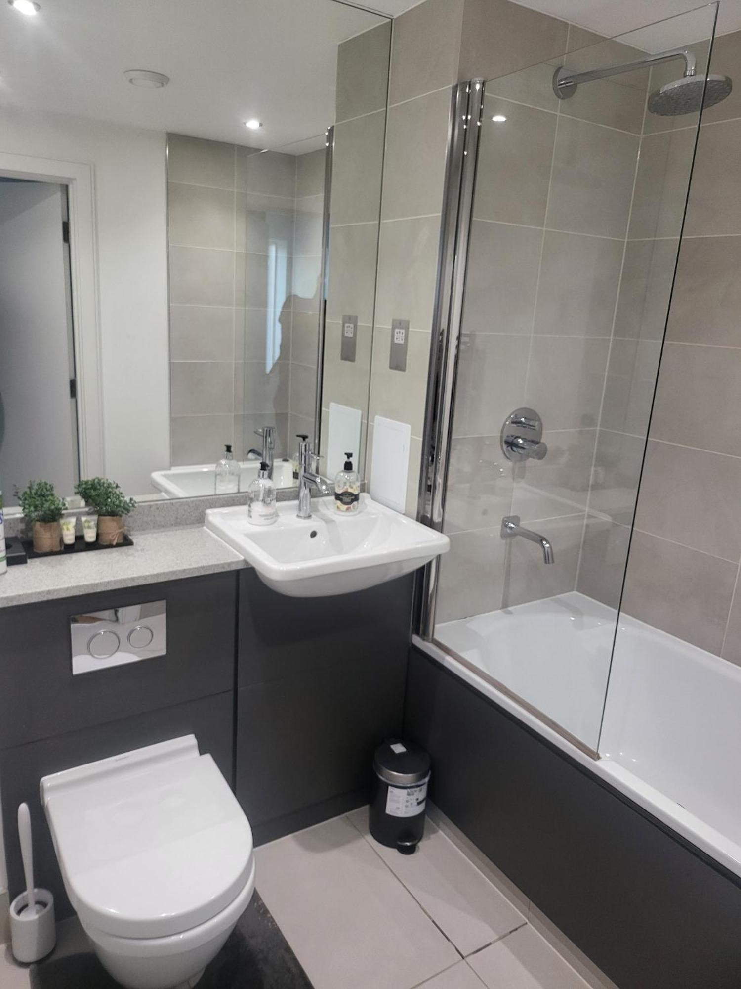 Kayz Lodge- Luxury Ensuite-Private & Shared Accommodation In A New House At The Olympic Village Overlooking Stratford Westfield And Tube Station Londra Cameră foto