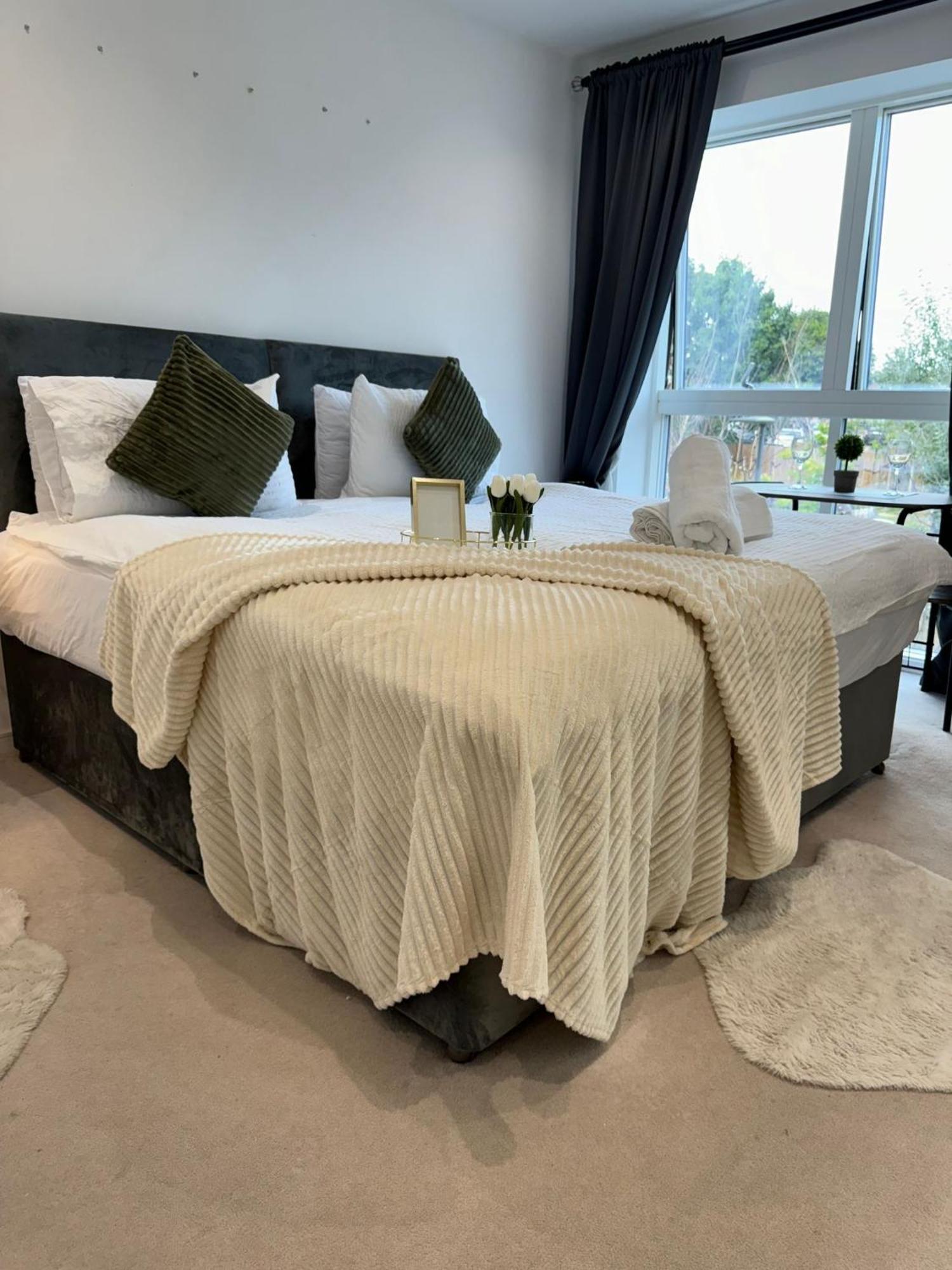 Kayz Lodge- Luxury Ensuite-Private & Shared Accommodation In A New House At The Olympic Village Overlooking Stratford Westfield And Tube Station Londra Exterior foto